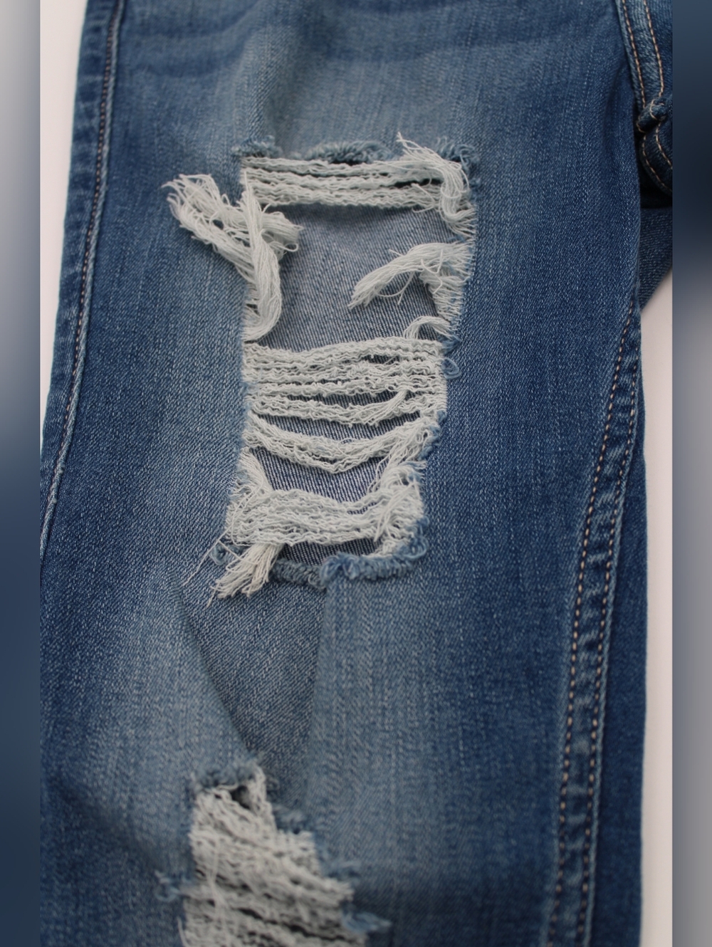Hollister Medium Wash Distressed Skinny Jeans Size 6 (28R) - Picture 4 of 8